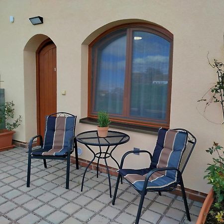 Sklep Vino Strycek Guest House Velke Bilovice Luaran gambar
