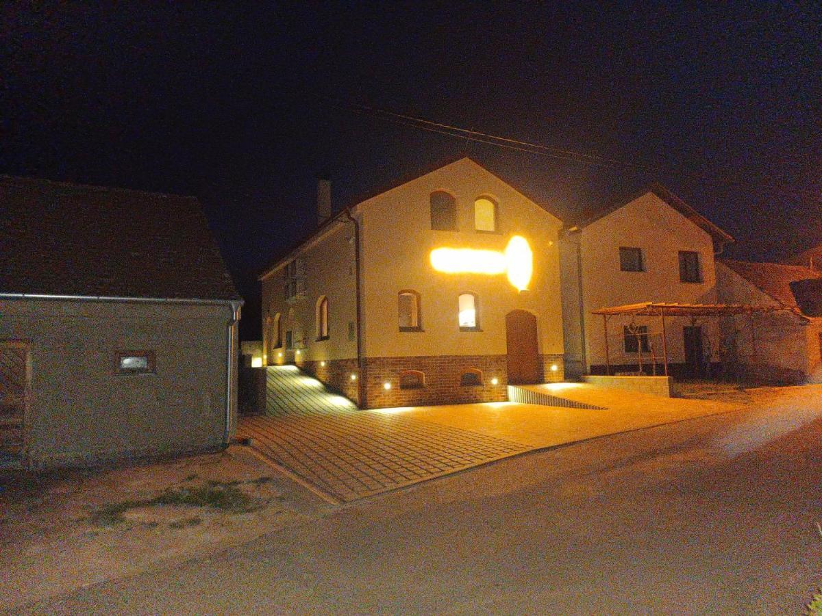 Sklep Vino Strycek Guest House Velke Bilovice Luaran gambar