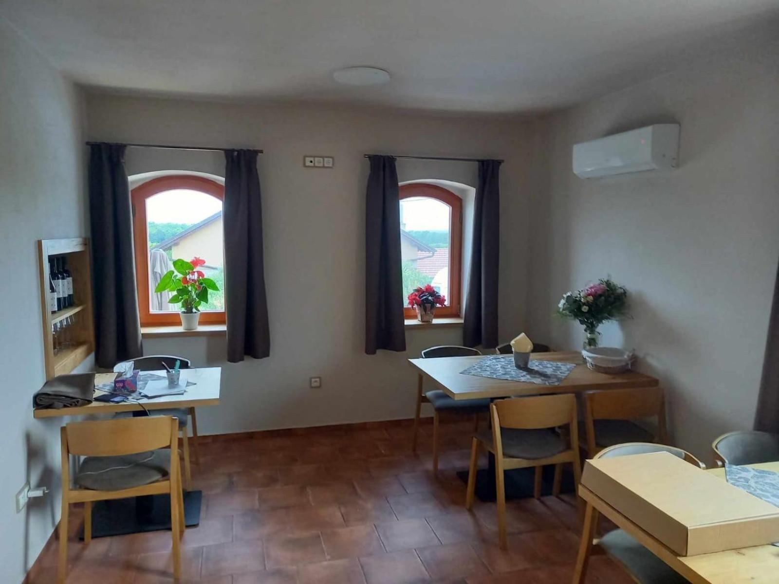 Sklep Vino Strycek Guest House Velke Bilovice Luaran gambar